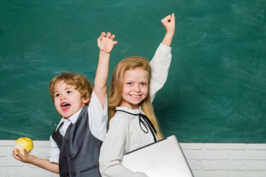 Vay canına. Tahtadaki neşeli gülümseyen çocuk. Öğrenci çocuğu. Kitap okulu ve çocuklar. Sınıf odası. Okul dersleri. Evet, iyi iş..