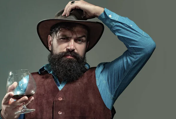 Bebida tradicional de whisky: bebida de caballeros. Hipster con barba y bigote en traje bebe alcohol después de la jornada laboral. —  Fotos de Stock