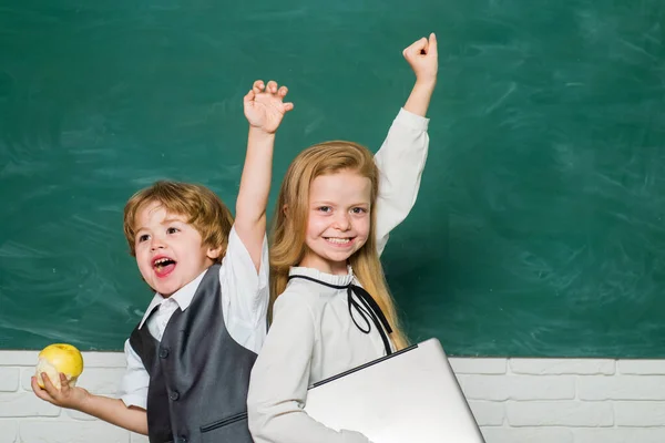 Woohoo. Fröhlich lächelndes Kind an der Tafel. Schulkind. Buchschule und Kinder. Klassenzimmer. Schulunterricht. Ja, gute Arbeit. — Stockfoto