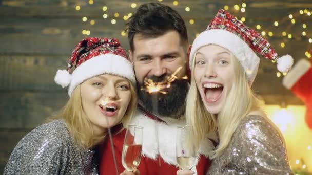 Świąteczny element dekoracji Christmas sparkler oświetlenia. Pozytywne ludzkie emocje wyraz twarzy. Szczęśliwi piękni ludzie świętujący Nowy Rok. — Wideo stockowe