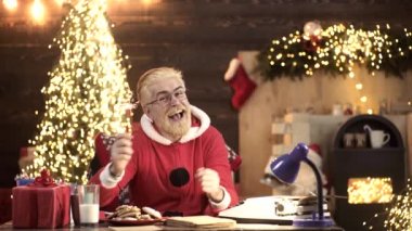 Işıltılı, bengal danslı komik çılgın Noel Baba. Yeni yıl tatili. Olumlu insan yüz ifadeleri ve duyguları.