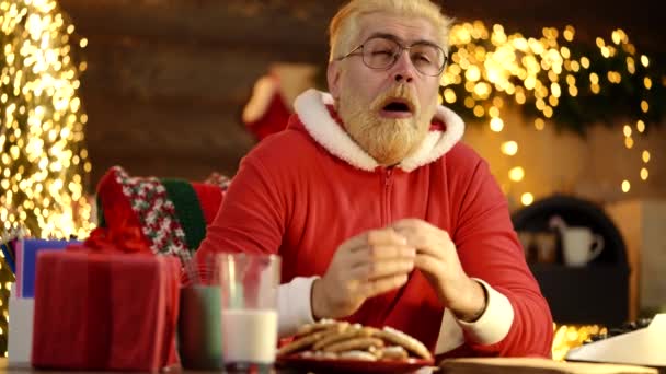 Ο Άγιος Βασίλης ήταν κουρασμένος από το άγχος με πονοκέφαλο. Αστείος Άγιος Βασίλης βήχει στο σπίτι και νιώθει άσχημα. Χειμώνας εξάπλωση του ιού. Covid-19, Ιός της Κορόνας, άρρωστος Άγιος Βασίλης. — Αρχείο Βίντεο