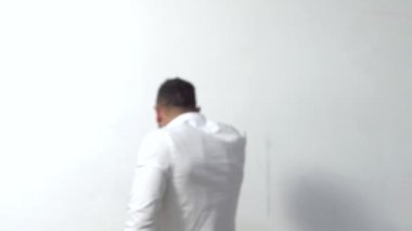 Çığlık atan. Öfkeli ve öfkeliyim. Öfkeli ve öfkeliyim. Öfkeyle bağırıyorum. Öfke ve agresif kavram. Çığlık atan vahşi adam. Yüz ifadesi. Deli adam..