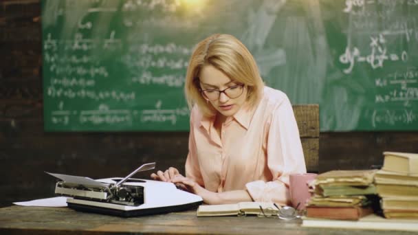 Scriitor la serviciu. Tânăra secretară atractivă scrie cu o maşină de scris veche. Frumos jurnalist arata masina de scris . — Videoclip de stoc