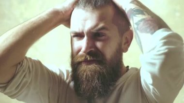 Sakal bakımı. Yakışıklı beyaz adamın portresi. Komik bıyıklı, sakallı ve gülümseyen. Sakallı erkek yüzü. Berber klasik berber dükkanı..