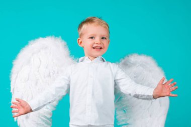 Gülümseyen güzel küçük melek çocuk..