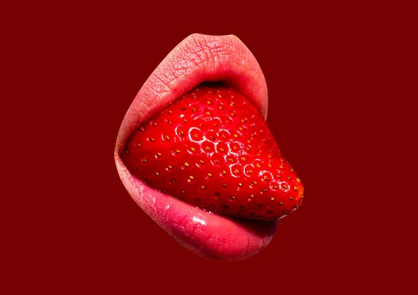 Lábios de boca sexy com língua de morango, isolado no fundo vermelho. — Fotografia de Stock