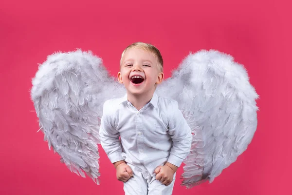 Entusiasmado anjo engraçado crianças menino com asas brancas rindo. Dia dos Namorados criança cupido. — Fotografia de Stock