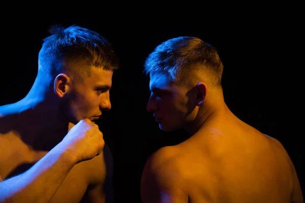 Dos hombres rivalidad, primer plano de la cara masculina. Fuerzas musculares. Mano muscular. Fuerte puño nudillo. — Foto de Stock