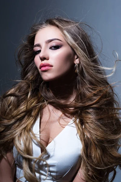 Menina sexy com cabelo ondulado longo e brilhante. Modelo de mulher bonita com penteado encaracolado. — Fotografia de Stock