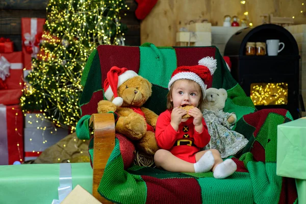 Sorprendido bebé atractivo en traje de Navidad. Vacaciones de Año Nuevo. — Foto de Stock