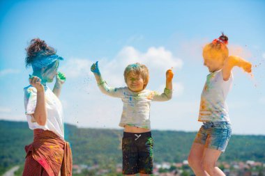 Boyalı elleri olan mutlu çocuklar. Renkli sıçrama tozu ve renk tozu.