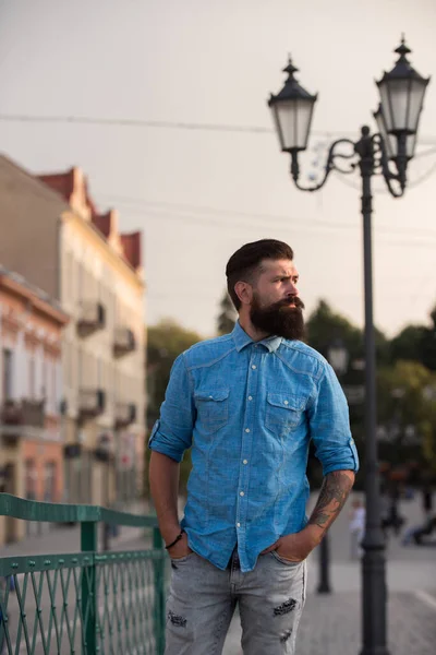 Portrait d'un bel homme dans la rue. Mode gars regardant caméra, ville en plein air. — Photo