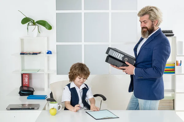 Partenaires commerciaux petit enfant homme d'affaires et son mentor plus âgé. Réunion de l'équipe de marketing brainstorming recherche. Travail d'équipe et famille d'affaires. — Photo