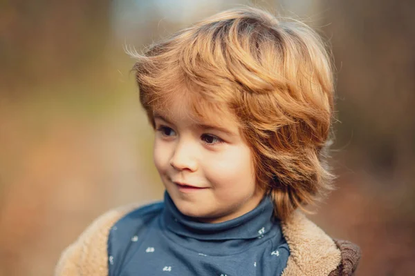 Parktaki çocukların sonbahar portresi. Güneşli bir günde gülümseyen çocuk. — Stok fotoğraf
