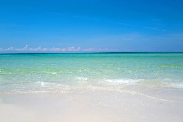 Delikatna fala błękitnego oceanu na czystej, piaszczystej plaży. Piękna plaża z błękitną wodą morską. Lagun i biała piaszczysta plaża. — Zdjęcie stockowe