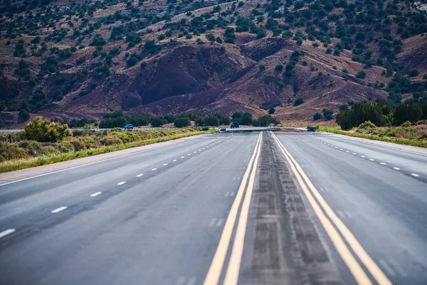 アスファルト道路のパノラマ。記念碑バレー道路。旅行アメリカの概念. — ストック写真