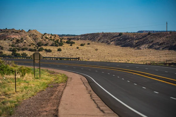 Auto-estrada em férias de viagem. Rodovia rural ocidental de Utah durante o dia quente do verão. — Fotografia de Stock