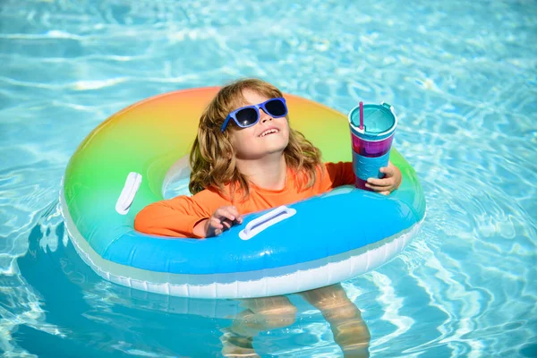 Dětský bazén s plaveckým kroužkem v létě. — Stock fotografie