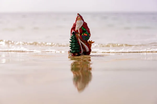 Χριστουγεννιάτικη ιδέα διακοπών. Ο Αϊ Βασίλης στη θάλασσα. — Φωτογραφία Αρχείου