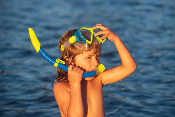 Niño haciendo snorkel en la playa en el mar azul en verano. Océano azul con wawes. Niño nadando en el mar. —  Fotos de Stock