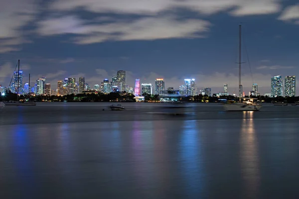 Miami mi? Miami ufuk çizgisinin ve sahil şeridinin panoramik görüntüsü. — Stok fotoğraf