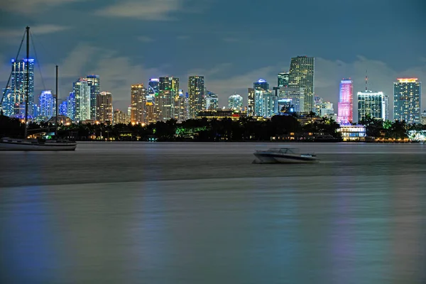 La notte di Miami. Vista panoramica dello skyline e della costa di Miami, Florida. — Foto Stock