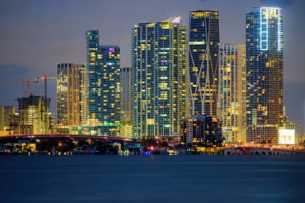 Rascacielos de Miami por la noche, South Beach. Miami. — Foto de Stock