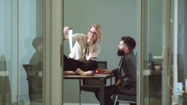 Sekreterin patronunu baştan çıkarması. Cinsel taciz ve ofis istismarı kavramı. İstismar kavramı.
