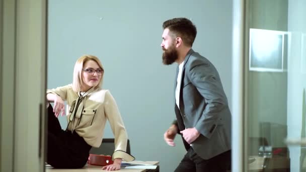 Sexy sekretářka svést svého šéfa. Koncept sexuálního obtěžování a zneužívání kanceláří. Mladý šéf svádí zaměstnankyni. Zneužití pracovního statusu. — Stock video