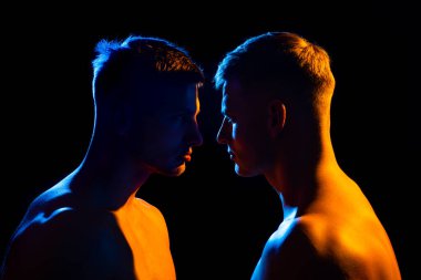 İki adamın yan yana durduğu siluet. Çatışma konsepti, rekabet ve çığlıklar..