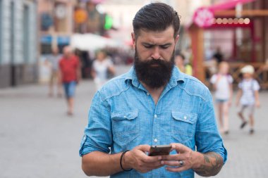 Cep telefonu kullanan ciddi bir iş adamı..