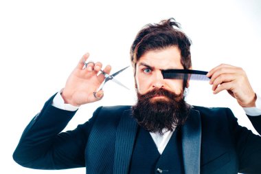 Berber dükkanındaki sakallı adam. Berber makası ve ustura, berber dükkanı. Klasik berber, tıraş. Uzun sakallı bir portre adamı. Bıyıklı adamlar. Acımasız adam, makas, düz jilet..