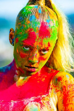 Yüzünde Holi tozu var. Renkli sıçrayan renkli yüz.