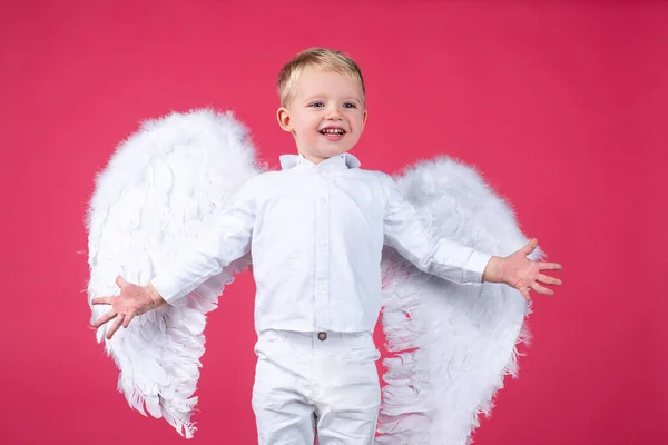 Ангельський хлопчик хлопчик з крилами ангела . — стокове фото