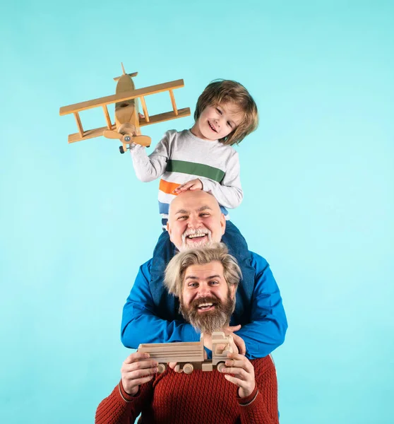 Människans familj. Far farfar och son isolerade på blått. Grabben med leksaksflygplan. Mäns familj generation. Lycklig treårig man familj, gammal farfar ung vuxen son far och barn. — Stockfoto