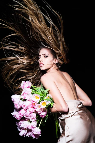 Sexig tjej med blommorna. Florist annons. Mode frisyr, mode frisyr. — Stockfoto