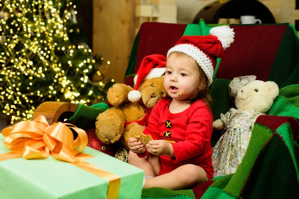 Porträt eines Babys in Nikolauskleidung und Weihnachtsmütze. Neujahrsbaby. — Stockfoto