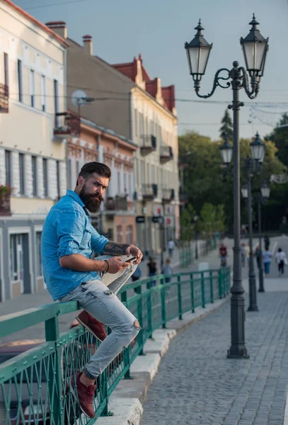 Hipster homem mensagens no telefone móvel. — Fotografia de Stock