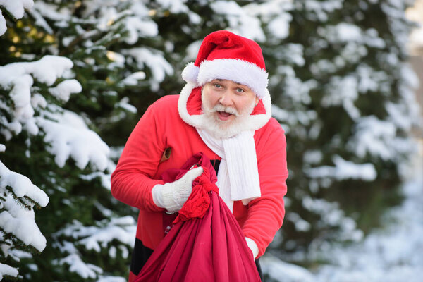 Санта-Клаус с мешком подарков ходить зимой снежные горы снег в Рождество.