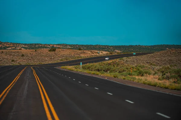 Přírodní americká krajina s asfaltovou cestou k horizontu. — Stock fotografie