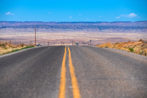 Roud of Mojave Desert in der Nähe der Route 66 in Kalifornien. Landschaft mit Autobahn. Asphaltierte Autobahn und Hügellandschaft unter blauem Himmel. — Stockfoto