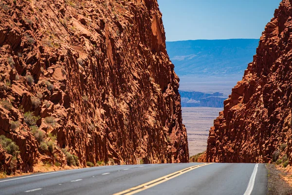 Amerikanischer Roadtrip. Roud of Mojave Wüste in der Nähe der Route 66. — Stockfoto