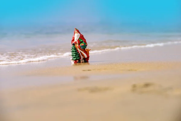Świąteczne tło, zabawka Świętego Mikołaja. Koncepcja wakacji i wakacji. — Zdjęcie stockowe