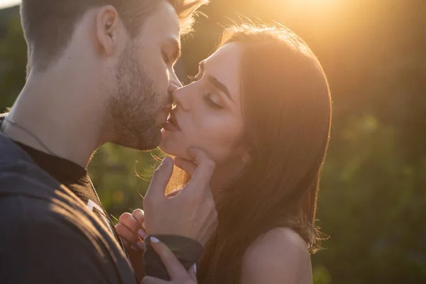 Zmysłowy pocałunek. Młoda para całuje się i kocha. Całuje kochanków. Portret pięknej młodej pary czekającej na pocałunek przy zachodzie słońca. — Zdjęcie stockowe