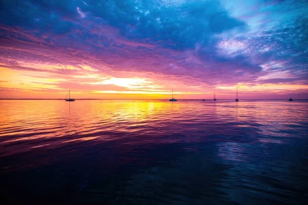 Amanecer en el mar. Puesta de sol en playa tropical. — Foto de Stock