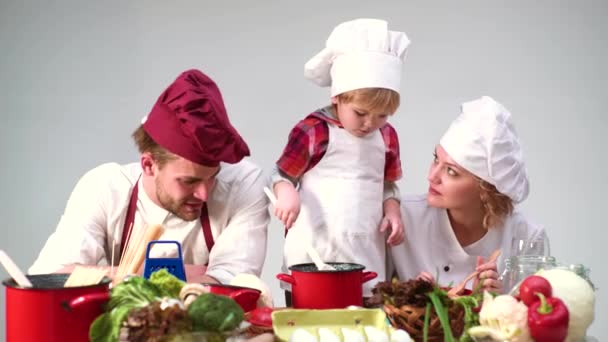 Сімейна кухня. Батько і син готують разом, щасливі сім'ї. Діти - шеф. — стокове відео
