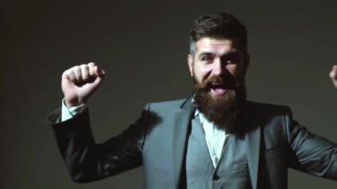 Şaşırmış adamın yüzü. Heyecanlı adam, insani duygular, yüz ifadesi konsepti. Şık giyinmiş, sakallı hippi adam. Sakal ve berber dükkanı konsepti.