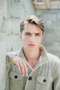 Yakışıklı bir gencin portresi. Moda adamı..