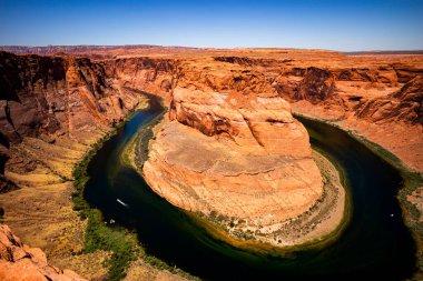 Colorado Nehri 'nin Arizona Horseshoe Bend' i Grand Canyon 'da. Özgürlüğün ve kaşiflerin tadını çıkar. Kanyon Macerası Seyahat Rahatlama Konsepti.